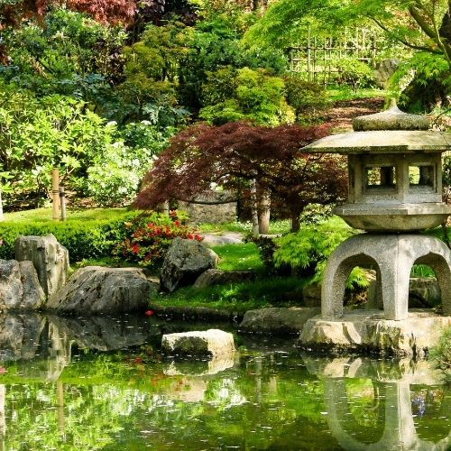 Ein japanischer Garten mit Teich und einer Steinskulptur