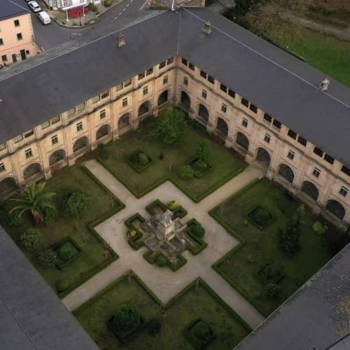 Blick von oben auf einen Kreuzgarten in einem Kloster